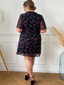 Robe courte à motif floral grande taille femme Robe manches courtes Col V Elastique à la taille Doublée Volants au col et sur le devant Couleurs : noir avec motif floral rose et marron Composition : 60% Polyester, 40% Viscose Lavage à la main obligatoire Made in P.R.C