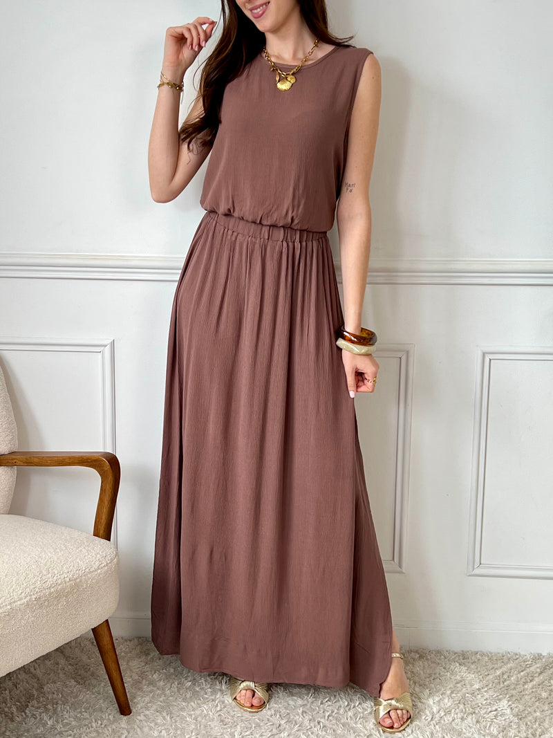 Chic et harmonieux, cet ensemble top et jupe marron mise sur la simplicité raffinée. Sa teinte chaude et naturelle sublime toutes les carnations, tandis que sa coupe coordonnée assure une silhouette féminine et moderne en toute facilité.