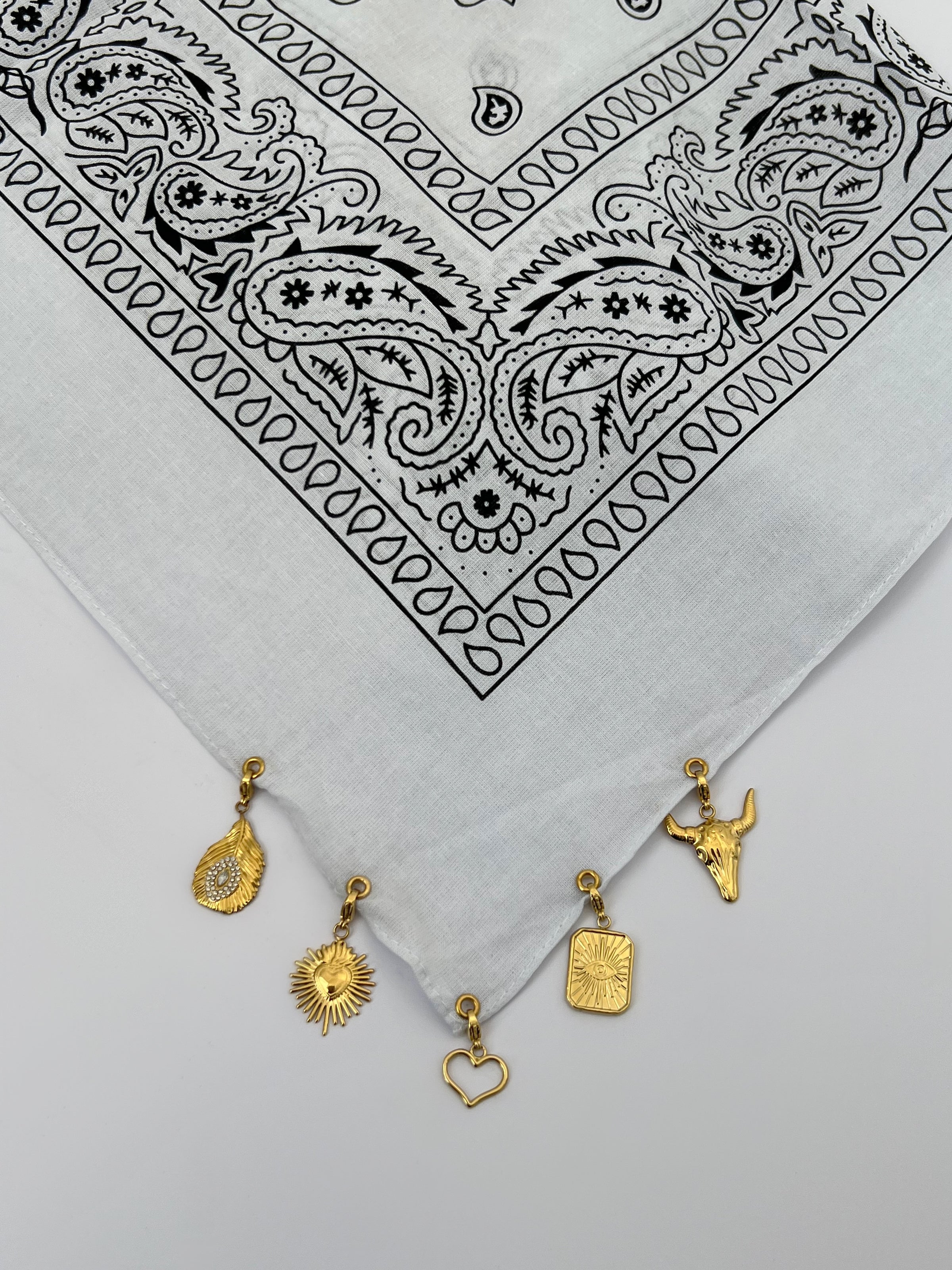 White charm scarf: Chamy