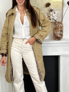 Ajoutez une touche de féminité et de style à votre garde-robe avec notre trench Marlyne en camel. Doté d'une ceinture amovible à la taille et aux manches pour une silhouette flatteuse. Parfait pour toutes les occasions, ce trench est fendu à l'arrière pour un look à la fois chic et pratique.