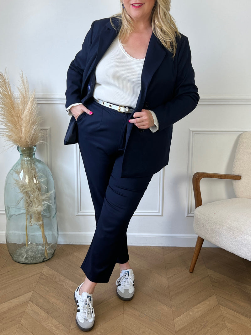 Ajoutez une touche élégante et sophistiquée à votre garde-robe avec notre blazer bleu Nely. Avec ses manches longues, ses épaulettes et sa doublure, ce blazer est à la fois confortable et tendance. Ajoutez une touche de style à toutes vos tenues avec ce blazer incontournable !