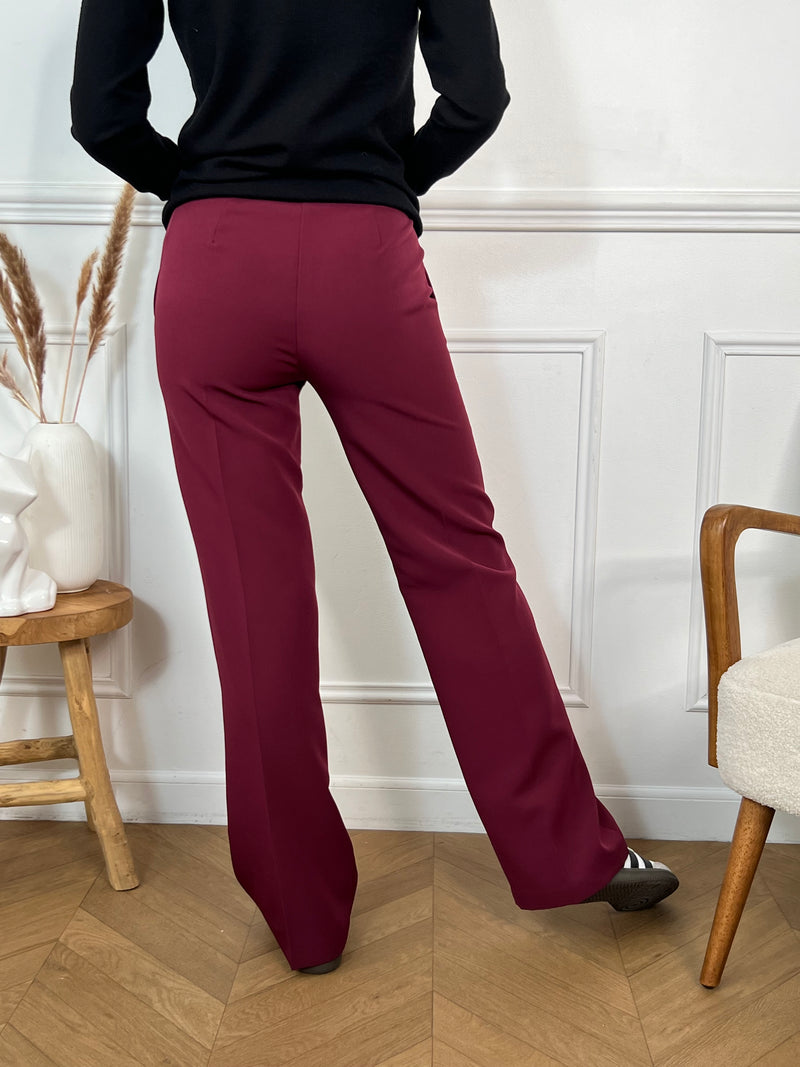 Affichez une allure sophistiquée avec notre pantalon cintré bordeaux. Une coupe élégante et intemporelle pour un style chic en toutes occasions.