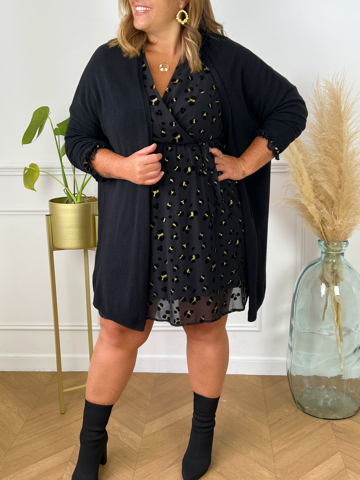Gilet long noir grande taille femme Gilet manches longues Couleur : noir Composition : 50% Viscose, 28% Polyester, 22% Polyamide Made in Italie