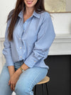 Découvrez notre élégante chemise bleue pour une apparence classe et intemporelle ! Avec son col et ses boutons sur le devant et aux poignets, cette chemise est un must-have pour toute garde-robe. Ajoutez une touche de sophistication à votre tenue avec cette chemise écrue.