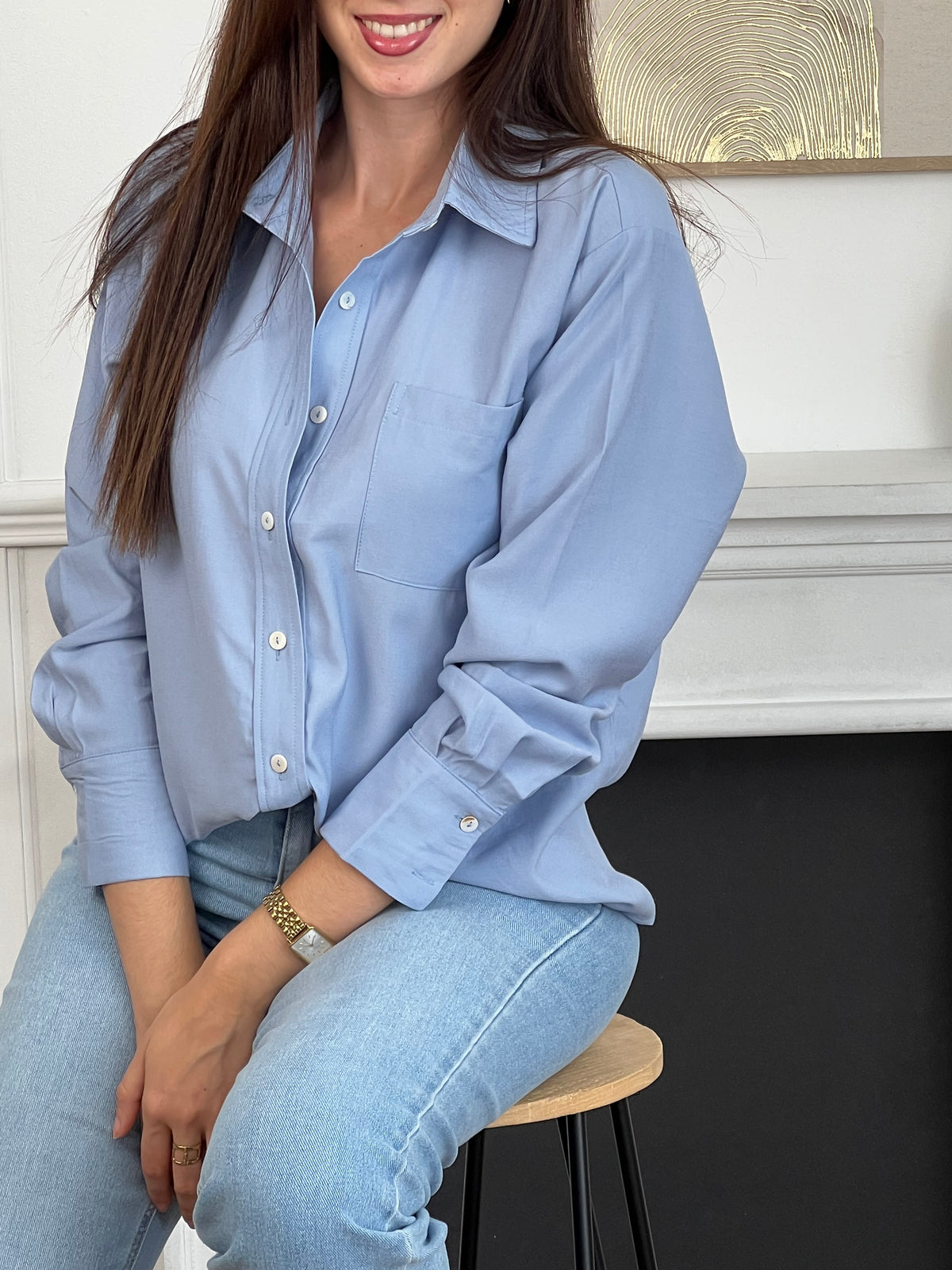 Découvrez notre élégante chemise bleue pour une apparence classe et intemporelle ! Avec son col et ses boutons sur le devant et aux poignets, cette chemise est un must-have pour toute garde-robe. Ajoutez une touche de sophistication à votre tenue avec cette chemise écrue.