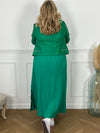 Découvrez l'élégance de la jupe Debra verte en coton. Avec sa taille élastique dorée et sa coupe ample, elle allie confort et style. Parfaite pour toutes les occasions, cette jupe verte apportera une touche de couleur à votre tenue. Un must-have pour votre garde-robe!