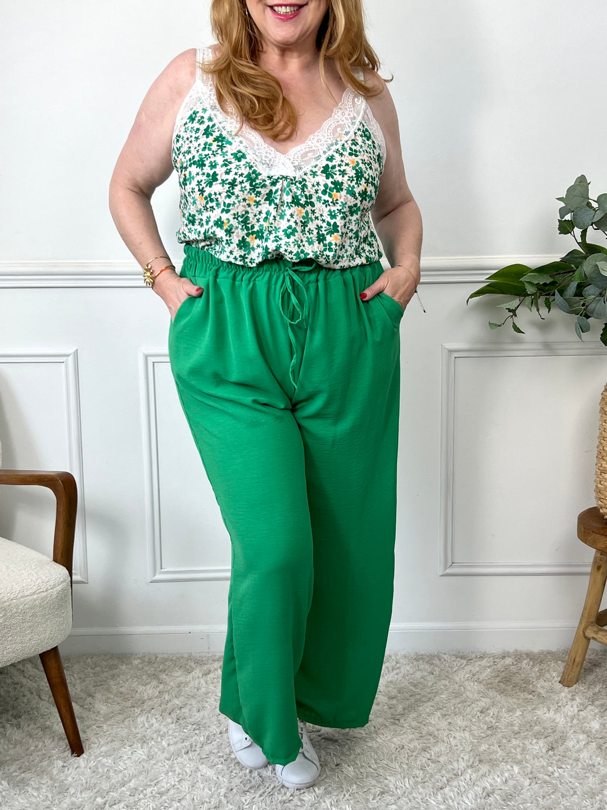 Impossible de résister à ce top écru tout en délicatesse, parsemé de jolies fleurs vertes et rehaussé d’un col V en dentelle ton sur ton. Féminin, léger et raffiné, il apporte une touche romantique à n’importe quel look.