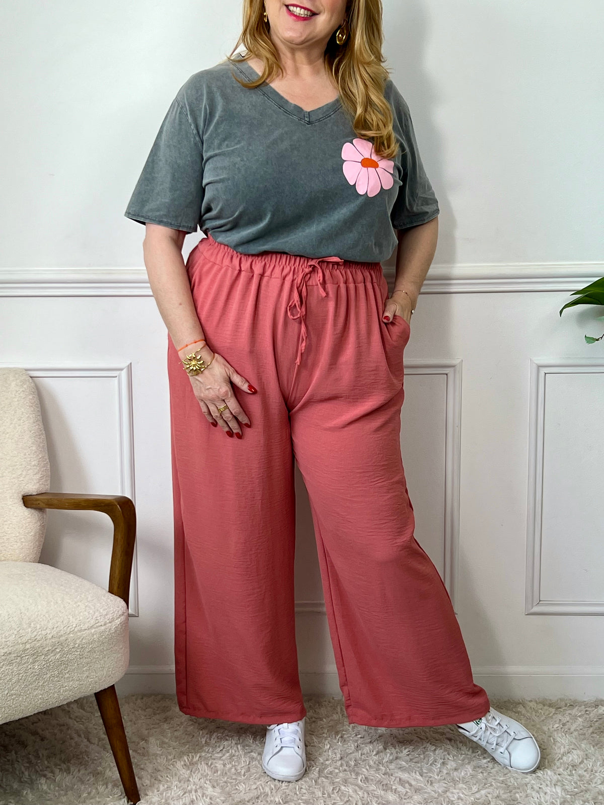 Le pantalon rose Layana, aussi ample que confortable, possède une taille élastique avec cordon pour un ajustement parfait. Avec ses 2 poches pratiques à l'avant, il est idéal pour un look décontracté et pratique.