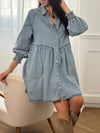 Robe en jean bleu clair Anita, courte et confortable. Manches longues avec élastique aux poignets, col chemise, boutons en forme de cœur et deux poches latérales. Coupe ample pour plus de liberté.