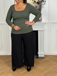 Indispensable du dressing, ce top kaki manches longues mise sur la simplicité et l'efficacité. Sa coupe épurée en fait une pièce facile à porter et à associer, parfaite en toute saison, seule ou sous une veste.