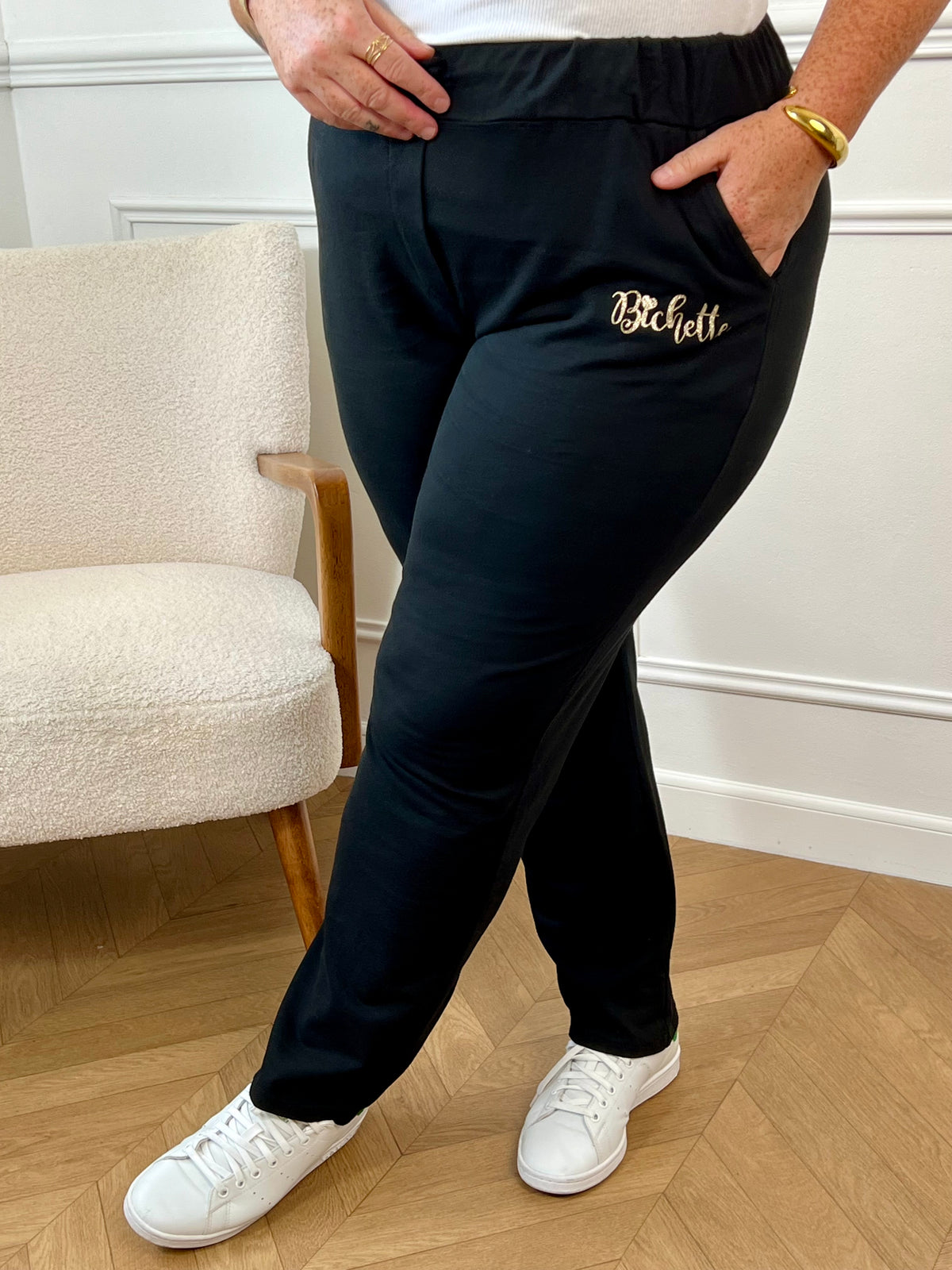 Ce jogging noir allie confort et élégance, avec son inscription dorée ‘Bichette’ qui apporte une touche chic et tendance à vos tenues décontractées.