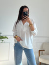 Élégante et intemporelle, cette blouse écrue séduit par son col volanté délicat. Légère et raffinée, elle apporte une touche de romantisme à toutes vos tenues.