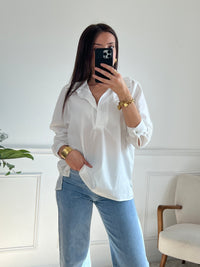 Élégante et intemporelle, cette blouse écrue séduit par son col volanté délicat. Légère et raffinée, elle apporte une touche de romantisme à toutes vos tenues.