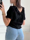 La blouse noire : Asya est le choix parfait pour une tenue décontractée mais chic. Avec son col v avant et arrière et ses manches courtes, elle met en valeur votre silhouette.&nbsp;