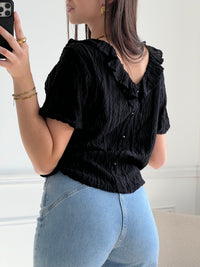 La blouse noire : Asya est le choix parfait pour une tenue décontractée mais chic. Avec son col v avant et arrière et ses manches courtes, elle met en valeur votre silhouette.&nbsp;