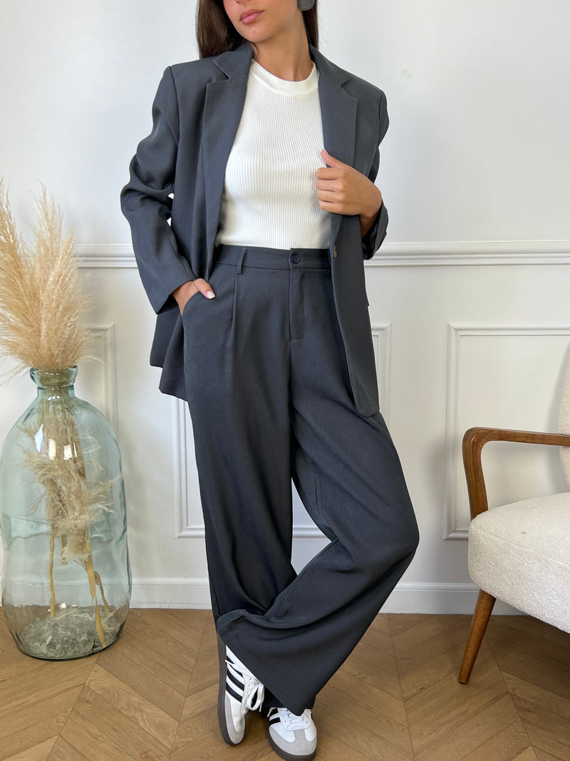 Découvrez notre blazer gris Constance, un classique intemporel avec des épaulettes pour une silhouette élégante et structurée. Un basique incontournable pour toutes vos tenues.