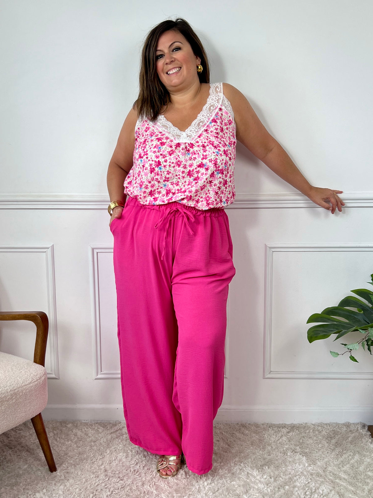 Impossible de résister à ce top rose tout en délicatesse, parsemé de jolies fleurs et rehaussé d’un col V en dentelle ton sur ton. Féminin, léger et raffiné, il apporte une touche romantique à n’importe quel look.
