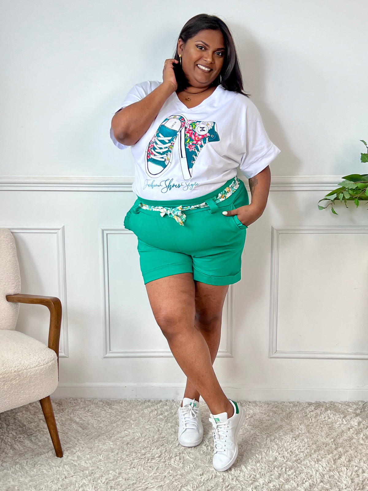 Mettez en valeur votre personnalité avec le tee-shirt écru grande taille: Shany ! Avec ses manches courtes et son col V, il vous apporte confort et style.