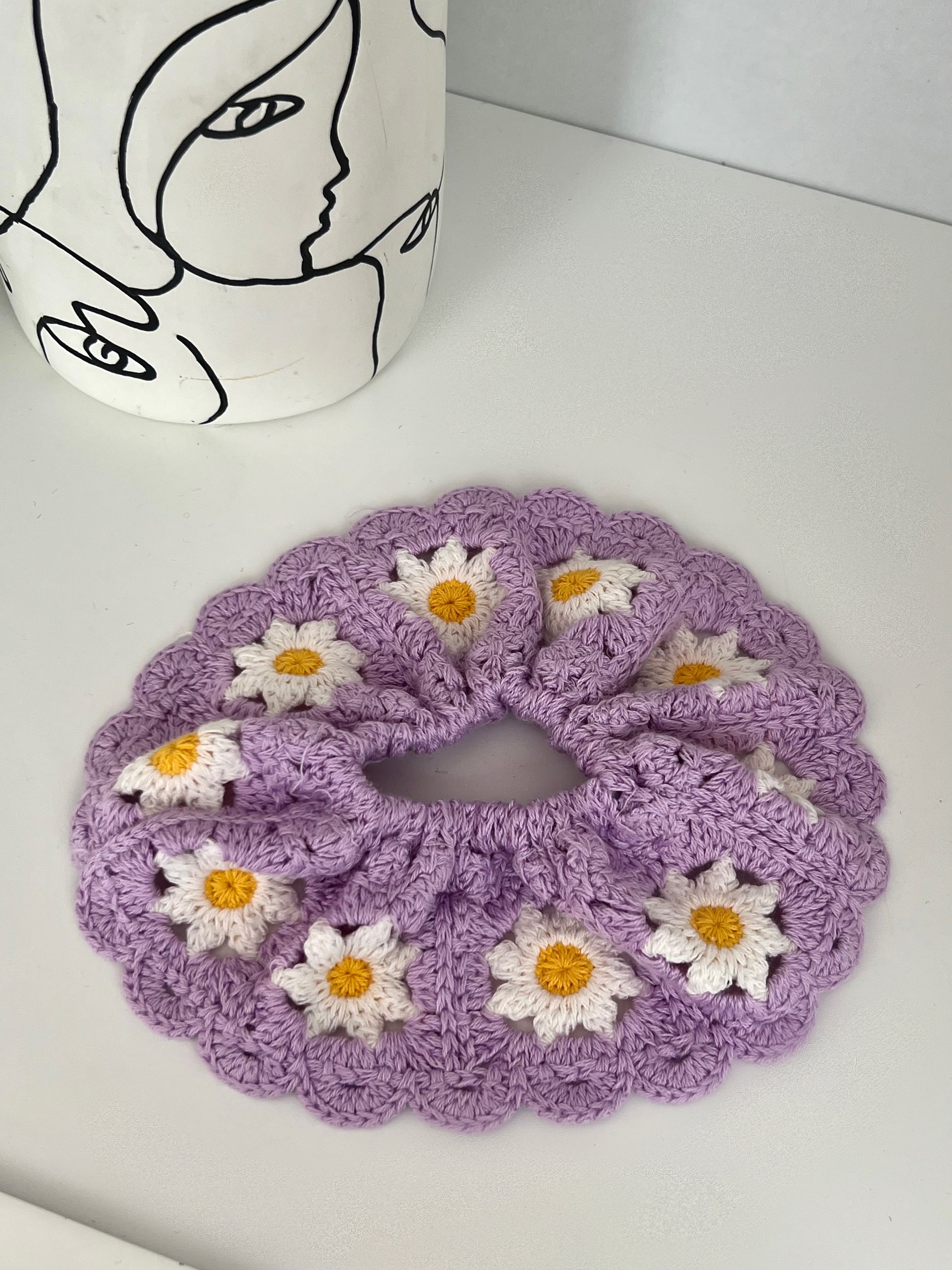 Violet scrunchie: Flores
