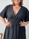 Robe longue noire grande taille femme, Chic et confortable, cette robe à manches courtes et col V sublime la silhouette. Sa taille élastique au dos assure un ajustement agréable. En couleur noire, elle est parfaite pour une allure féminine et tendance en grande taille.