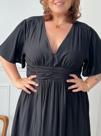 Robe longue noire grande taille femme, Chic et confortable, cette robe à manches courtes et col V sublime la silhouette. Sa taille élastique au dos assure un ajustement agréable. En couleur noire, elle est parfaite pour une allure féminine et tendance en grande taille.
