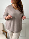 Optez pour l'élégance et le confort avec ce pull basique grande taille. Sa matière douce, sa coupe ample, et son col V classique en font une pièce polyvalente, idéale pour un look décontracté ou chic. Avec ses manches longues, il est parfait pour vous tenir au chaud tout en restant léger et agréable à porter.&nbsp;