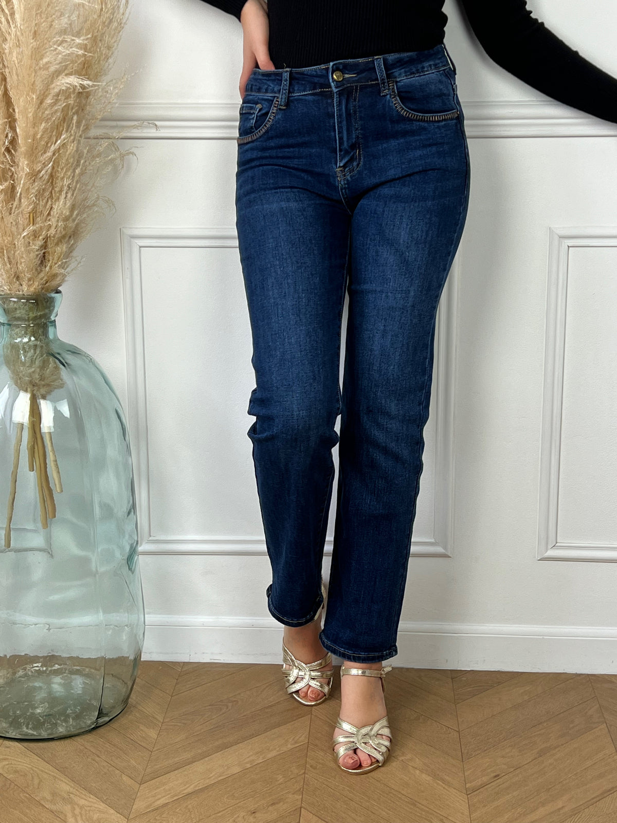 La jean bleu foncé incarne l'élégance intemporelle et la polyvalence. Sa teinte profonde et sa texture robuste offrent un style décontracté-chic adapté à toutes les occasions. Confortable et durable, c'est un essentiel de garde-robe pour une allure toujours impeccable.
