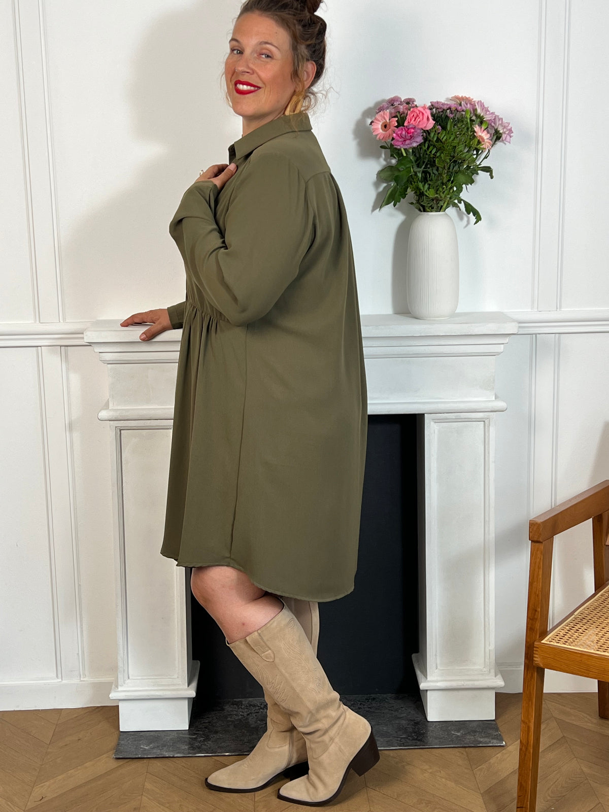 Découvrez l'essence du chic avec notre petite robe kaki fluide et courte, agrémentée de boutons délicats sur le devant pour une touche classique et contemporaine.