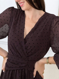 Douce et pétillante, cette robe marron à pois séduit par son allure rétro et féminine. Légère et élégante, elle offre une touche de charme intemporel à ton look du quotidien.