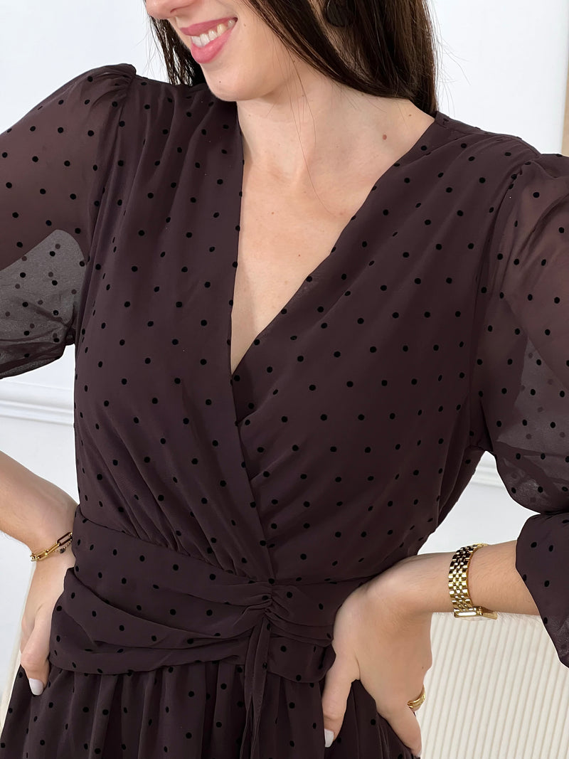 Douce et pétillante, cette robe marron à pois séduit par son allure rétro et féminine. Légère et élégante, elle offre une touche de charme intemporel à ton look du quotidien.