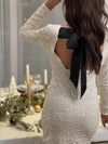 Sublime et raffinée, cette robe beige à sequins dévoile un dos nu élégant rehaussé d’un lien noir à nouer. Son col V à l’arrière et sa coupe fluide apportent une touche glamour et féminine, parfaite pour briller en soirée.