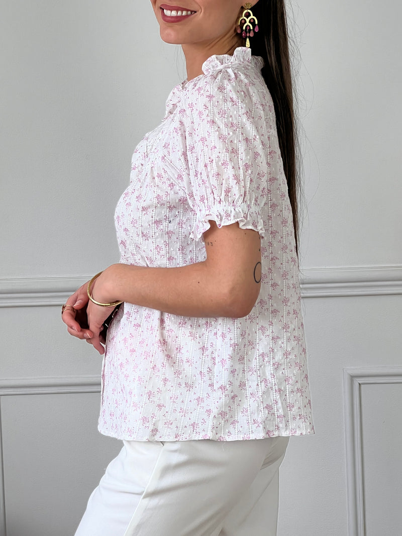 Découvrez la chemise rose et écru en coton ! Avec ses volants et sa broderie, elle apportera une touche féminine à votre garde-robe. Fabriquée en coton, elle est confortable et légère. Parfait pour un look élégant et décontracté.