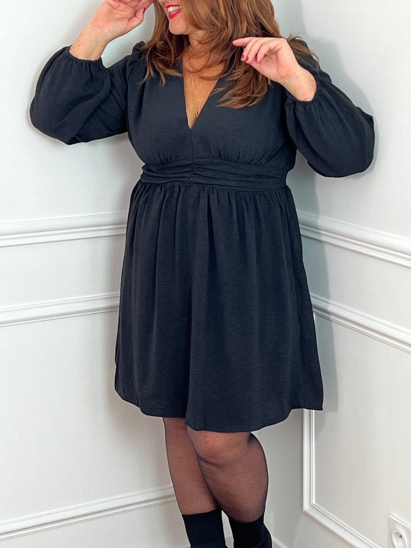 Découvrez notre robe courte noire Curve : Oriane avec ses manches longues, son col V flatteur et son élastique aux dos et aux poignets pour une tenue confortable et élégante. Parfaite pour toutes les occasions, cette robe vous fera sentir confiante et stylée. Commandez maintenant !