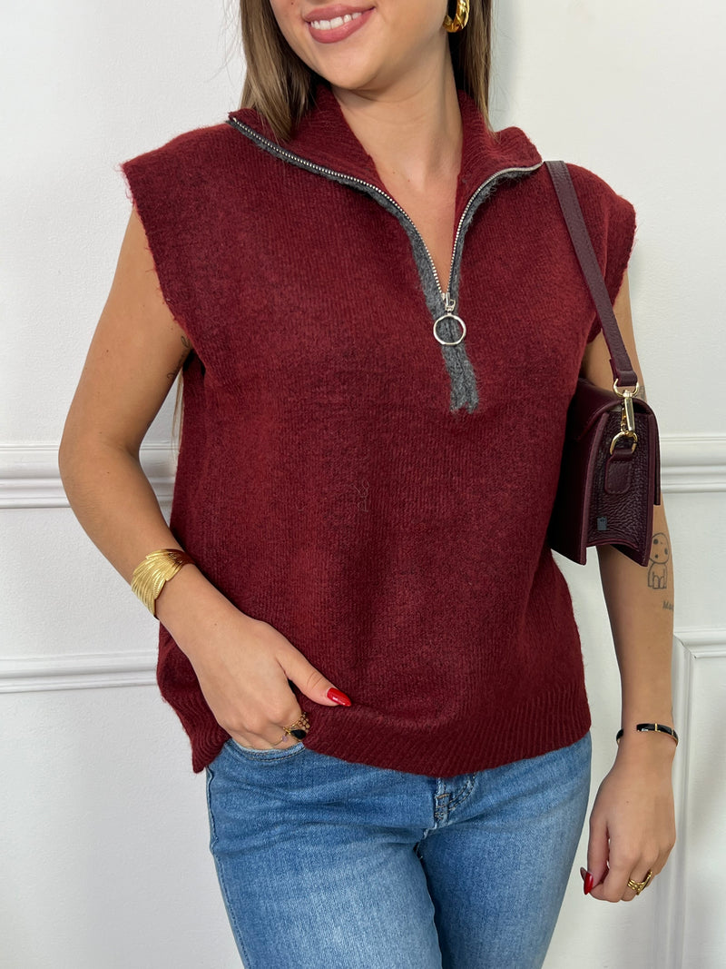 Ce pull sans manches rouge est un essentiel chic et moderne pour affronter la saison ! Doté d'un col roulé avec une fermeture éclair, il permet un style modulable et s’adapte facilement aux différentes températures. Sa coupe sans manches est idéale pour jouer les superpositions : portez-le sur une chemise ou un haut ajusté pour un look sophistiqué et confortable.