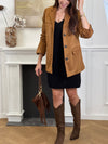 Cette robe pull courte noire, nommée Melanie, combine confort et élégance. Son col en V apporte une touche féminine, tandis que ses manches longues et sa coupe ample offrent une liberté de mouvement idéale pour vos journées actives.