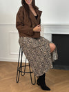 Alliez confort et style avec la jupe longue Carina. Son motif léopard tendance apporte une touche sauvage et chic, tandis que la taille élastique garantit un maintien agréable tout au long de la journée.