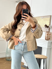 Découvrez notre trench court Eda, la pièce incontournable pour sublimer vos tenues. Confectionné en beige intemporel, ce manteau allie élégance et polyvalence.