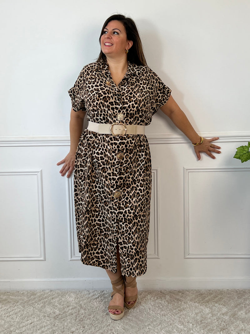 Robe longue à motifs léopards pour femme – Cette robe fluide et élégante est dotée de manches courtes, de poches latérales et de boutons sur toute la longueur. Des broches dorées en forme de soleil ornent le devant pour une touche originale. Motifs léopards dans des tons noir, beige et camel. Composition 100 % polyester. Fabriqué en Italie.