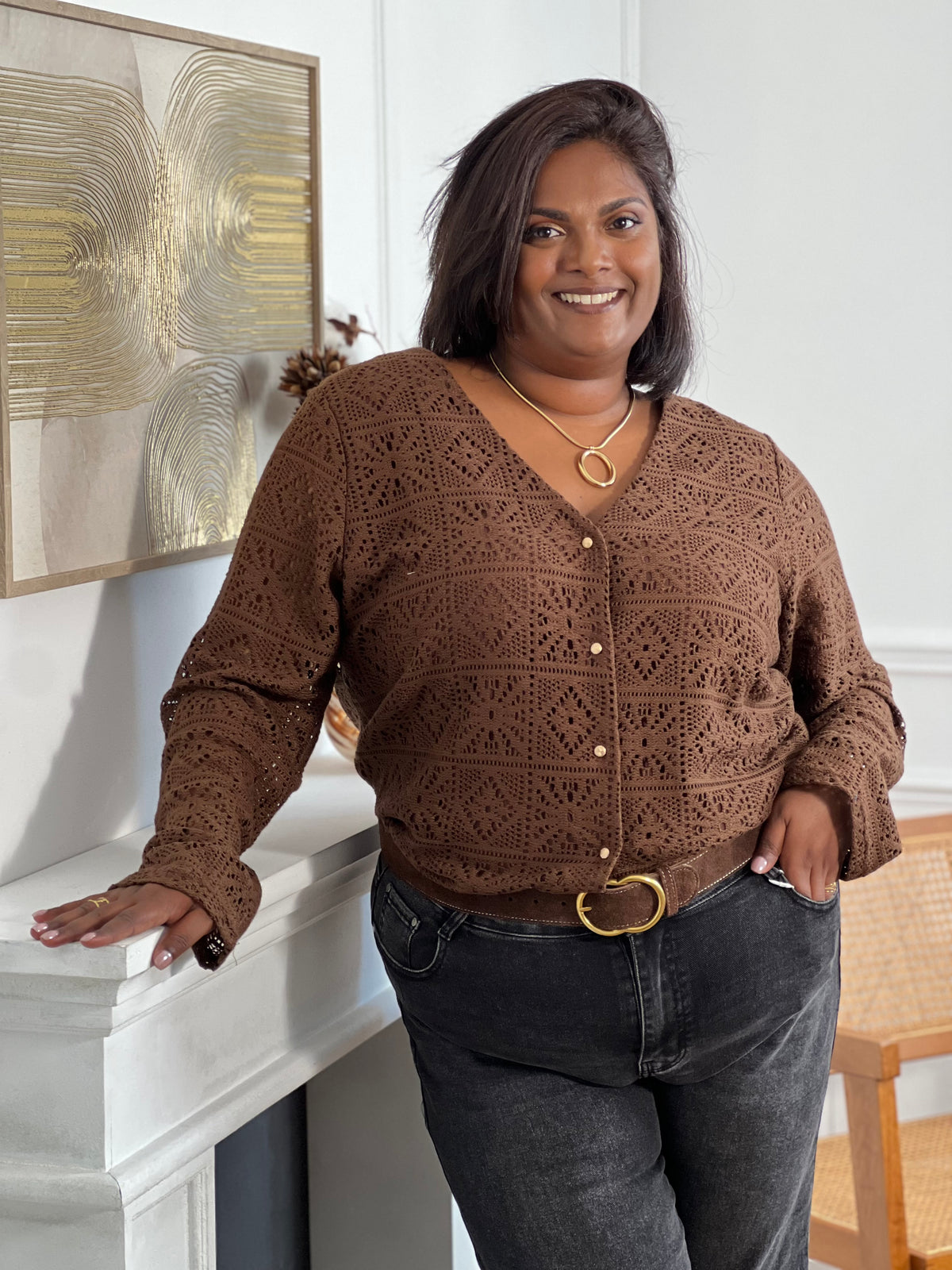 Cette chemise marron en broderie grande taille, modèle Venus, allie élégance et confort. Ses manches longues et son col en V apportent une silhouette flatteuse, tandis que les boutons dorés ajoutent une touche raffinée. Doublée pour plus de douceur, elle met en valeur la délicatesse de la broderie tout en offrant une agréable sensation au porter.