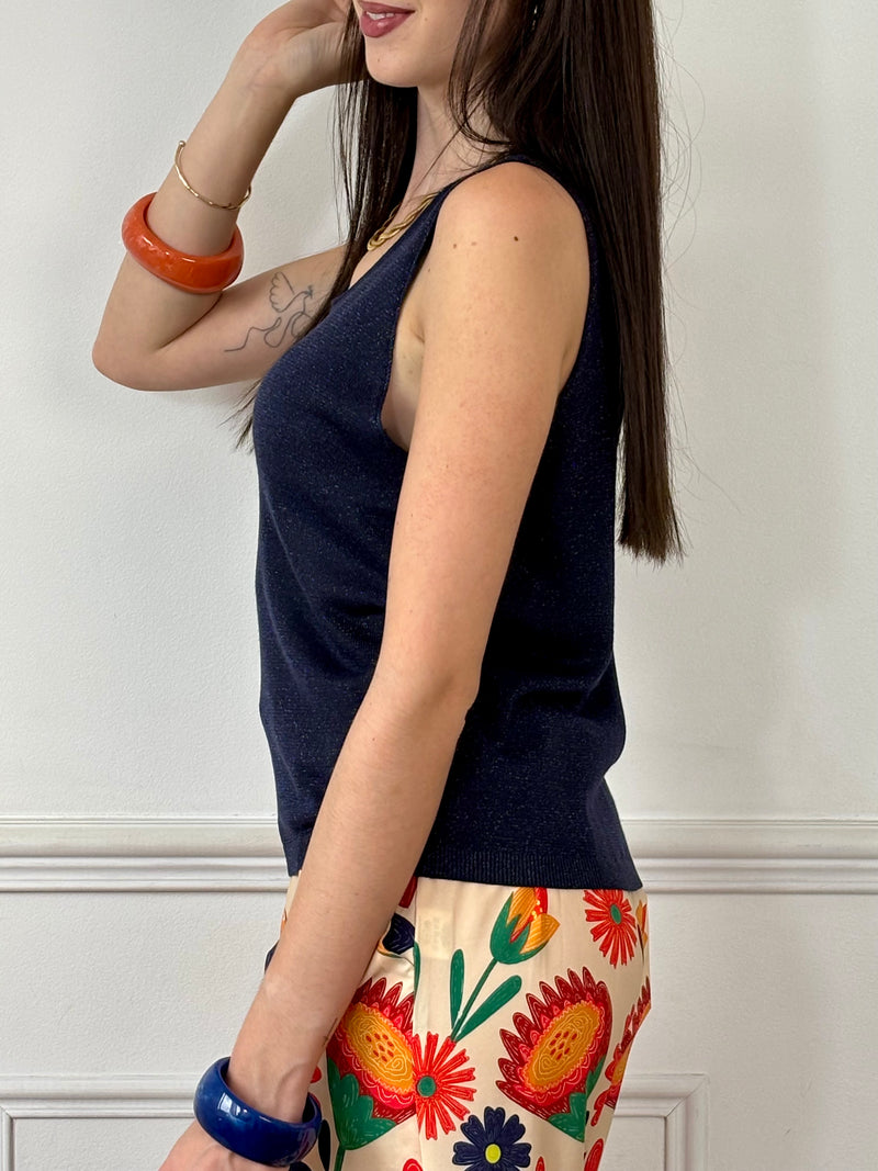 Ce débardeur bleu marine pour femme allie confort et élégance avec son col rond devant et derrière. Ses bretelles fines offrent une silhouette légère, tandis que sa composition mêlant polyester, polyamide, acrylique et laine assure douceur et chaleur.