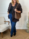 Valorisez votre silhouette avec le blazer en marron glacé, spécialement conçu pour les grandes tailles. Ses manches longues assurent une coupe flatteuse, tandis que les épaules apportent structure et élégance.