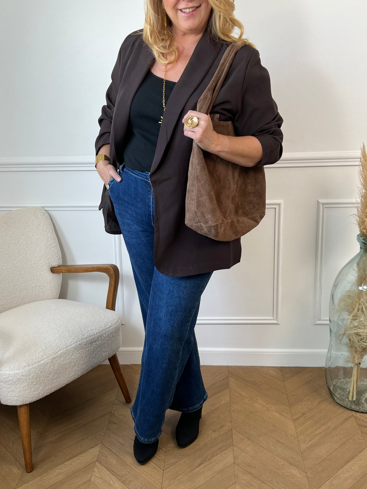 Valorisez votre silhouette avec le blazer en marron glacé, spécialement conçu pour les grandes tailles. Ses manches longues assurent une coupe flatteuse, tandis que les épaules apportent structure et élégance.