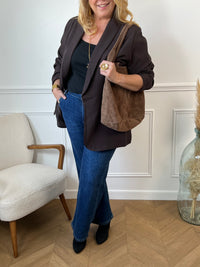 Valorisez votre silhouette avec le blazer en marron glacé, spécialement conçu pour les grandes tailles. Ses manches longues assurent une coupe flatteuse, tandis que les épaules apportent structure et élégance.