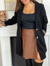 Cette jupe short grande taille pour femme allie confort et élégance. Sa taille élastique assure un ajustement facile et agréable, tandis que son style portefeuille apporte une touche raffinée. Elle s'adapte parfaitement à diverses tenues pour un look moderne et décontracté.
