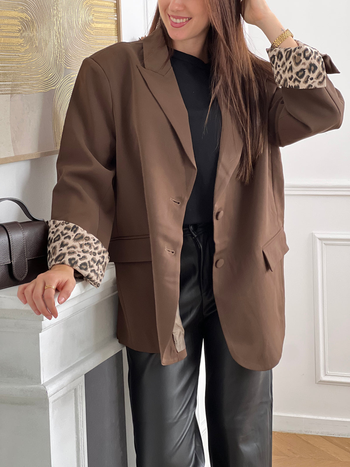 Chic et raffiné, ce blazer marron glacé séduit par ses finitions élégantes. Le détail qui fait toute la différence : des poignets réversibles à motifs léopard et de fines fentes, pour une touche originale et sophistiquée qui sublime la silhouette.