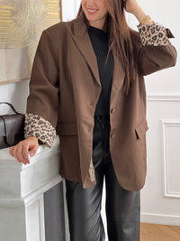 Chic et raffiné, ce blazer marron glacé séduit par ses finitions élégantes. Le détail qui fait toute la différence : des poignets réversibles à motifs léopard et de fines fentes, pour une touche originale et sophistiquée qui sublime la silhouette.