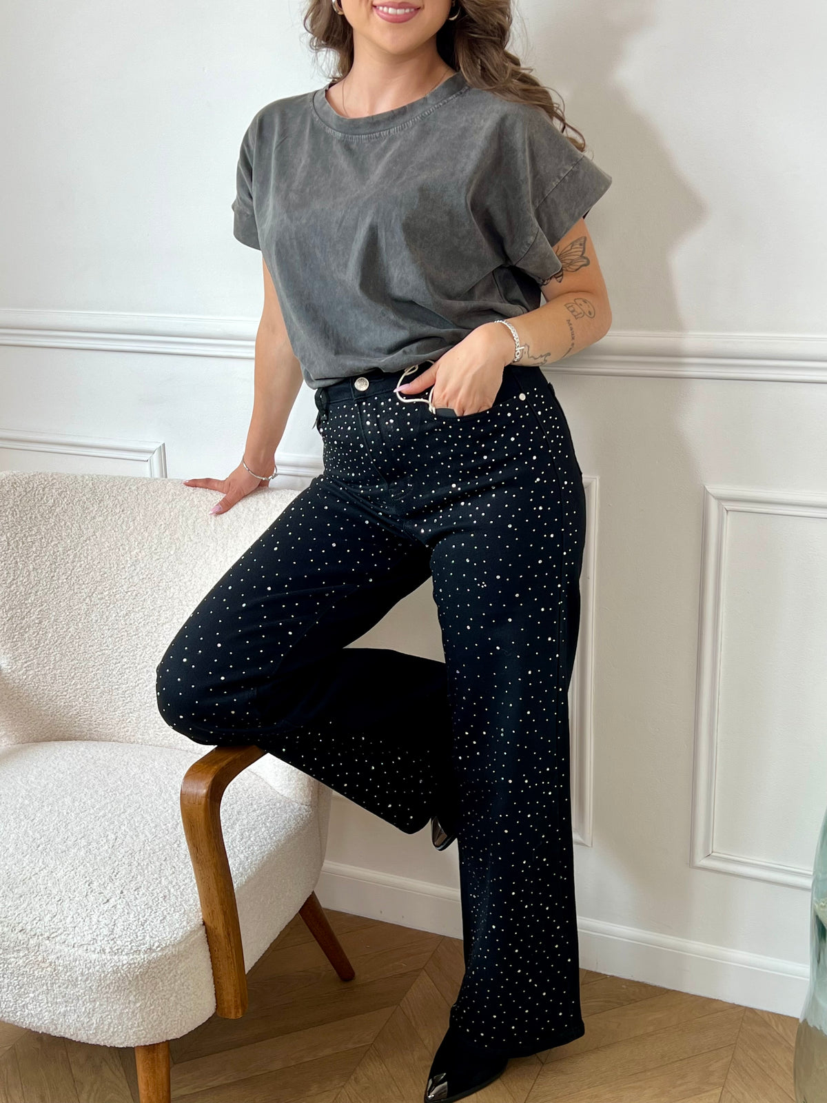 Le jean noir grande taille Romane allie confort et style avec ses deux poches à l’avant et à l’arrière, idéales pour garder l’essentiel à portée de main. Ses passants pour ceinture offrent une tenue ajustée parfaite, tandis que le détail strass sur le devant apporte une touche d’éclat discrète et élégante.&nbsp;