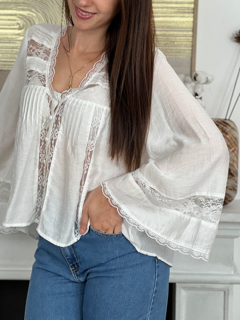Cette chemise écru séduit par sa délicatesse et son élégance naturelle. Ses détails ajourés, sublimés par une fine broderie, apportent une touche de féminité et de raffinement. Légère et intemporelle, elle se porte aussi bien au quotidien que pour des occasions plus habillées.