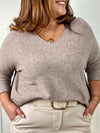 Optez pour l'élégance et le confort avec ce pull basique grande taille. Sa matière douce, sa coupe ample, et son col V classique en font une pièce polyvalente, idéale pour un look décontracté ou chic. Avec ses manches longues, il est parfait pour vous tenir au chaud tout en restant léger et agréable à porter.&nbsp;