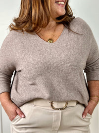 Optez pour l'élégance et le confort avec ce pull basique grande taille. Sa matière douce, sa coupe ample, et son col V classique en font une pièce polyvalente, idéale pour un look décontracté ou chic. Avec ses manches longues, il est parfait pour vous tenir au chaud tout en restant léger et agréable à porter.&nbsp;